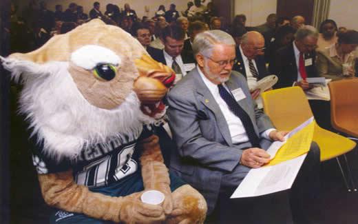 During Northwest Day at the Missouri Legislature in Jefferson City in 2004, President Dean 哈伯德 consults his notes as 鲍比熊猫 looks on.