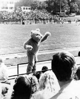 Bobby helps with school spirit during a 1977 football game, 鼓动群众为熊队加油.