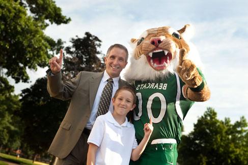 Bobby welcomes a new president to 网上赌博网站十大排行.  Dr. 约翰Jasinski took leadership of the university in 2009.  