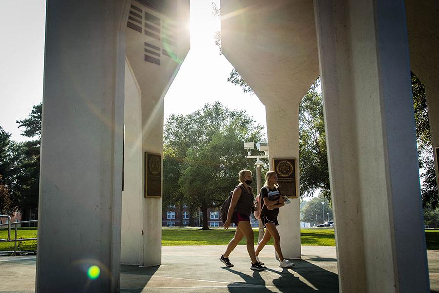 A pair of Northwest students walk under the Memorial Bell Tower on the University's Maryville campus last fall. (摄影:Todd Weddle/<a href='http://letzoo.fc-daudenzell.com'>网上赌博网站十大排行</a>)