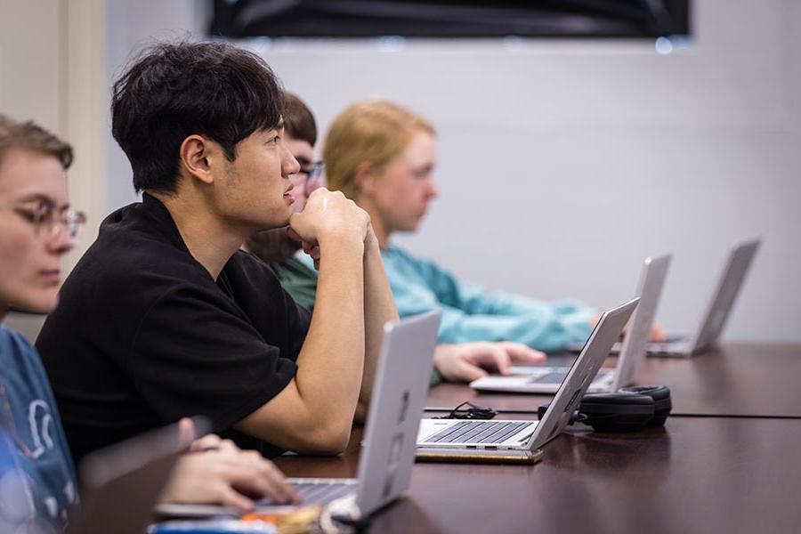 西北偏重专业学习, 同时为学生提供他们可以在课堂内外取得成功的工具, 帮助高比例的学生找到工作或继续他们的教育.