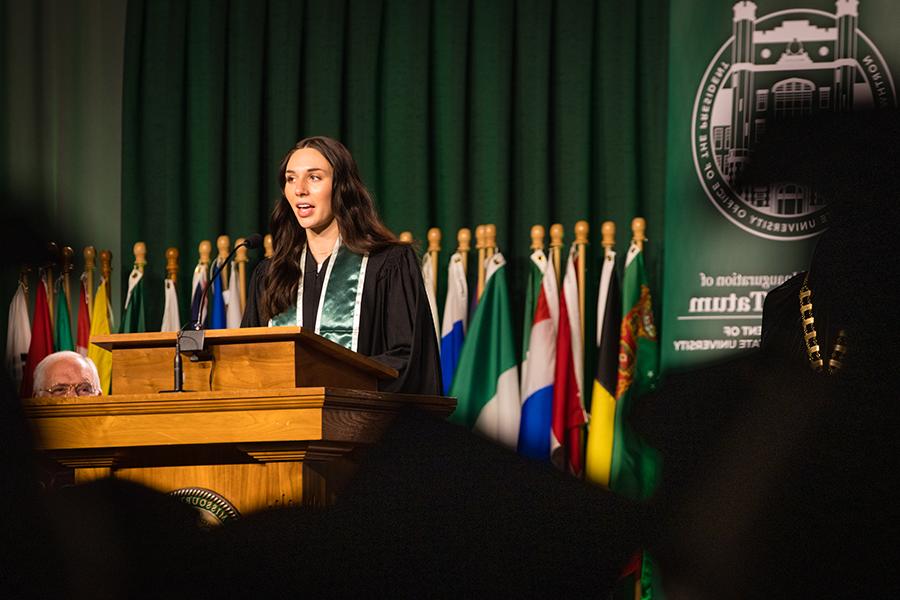 学生参议院 President 和 Student Regent Elizabeth Motazedi delivered greetings to Northwest President Dr. 兰斯·泰特姆. (Photo by Lauren Adams/<a href='http://letzoo.fc-daudenzell.com'>网上赌博网站十大排行</a>)