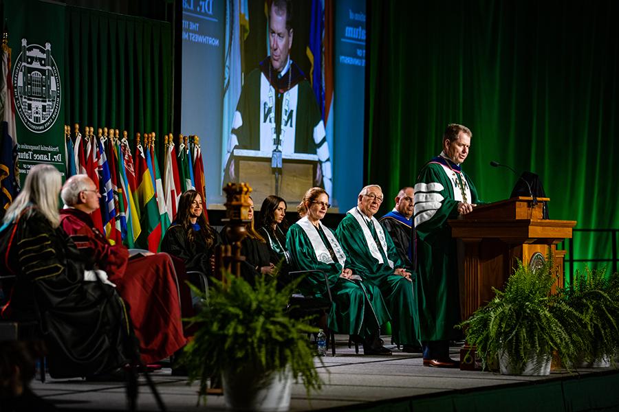 Dr. 兰斯·泰特姆 presented his inaugural address to an audience in Bearcat Arena. (Photo by Todd Weddle/<a href='http://letzoo.fc-daudenzell.com'>网上赌博网站十大排行</a>)