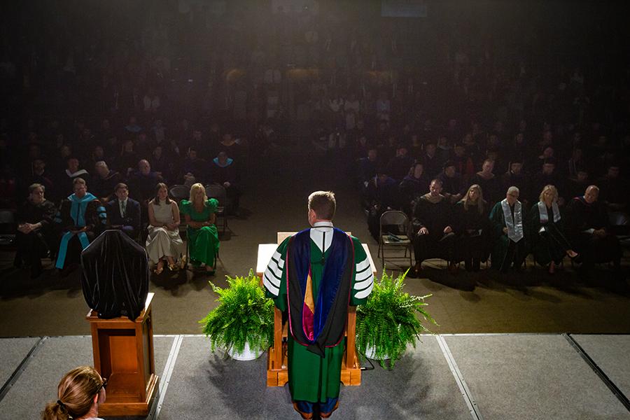 Dr. 兰斯·泰特姆 delivered his inaugural address to an audience in Bearcat Arena. (Photo by Todd Weddle/<a href='http://letzoo.fc-daudenzell.com'>网上赌博网站十大排行</a>)